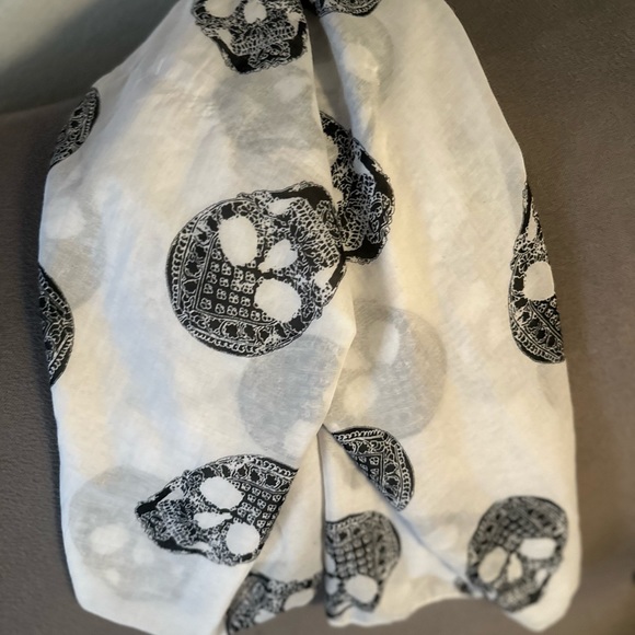 H&M Skull Scarf wrap around.. 75x15 1/2 - Picture 6 of 9